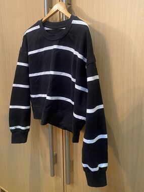 Lululemon Perfectly Oversized Cropped Crew Stripped Size 6 (retail $118 pre tax)